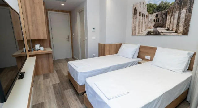 Двухместный номер Standard с балконом Titania Hotel