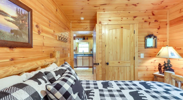 Коттедж Blue Ridge Cabin Rental w/ Deck & Screened Porch!