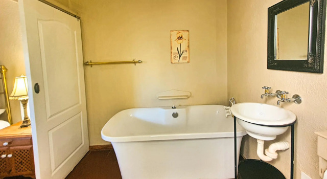 Люкс Deluxe Just Tiffany Guest House & Conference Facility
