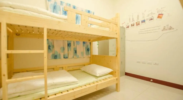 Кровать в общем номере Heyi Homestay