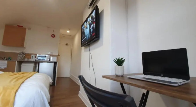 Fast Broadband, Budget Stay, Free Netflix., Забронировать Отель Отели Кардиффа с парковкой, рядом с Центр развлечений Parc All Weather Play, Парковка