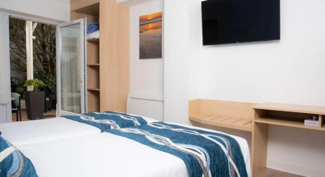 Четырёхместный номер Standard с 2 комнатами с балконом Hotel Les Dunes