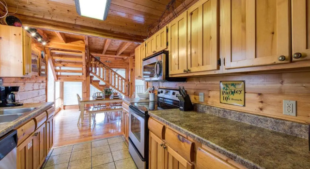 Коттедж Secret Romance, 2 Bedrooms, Sleeps 8, Pool Table, Hot Tub, Arcade