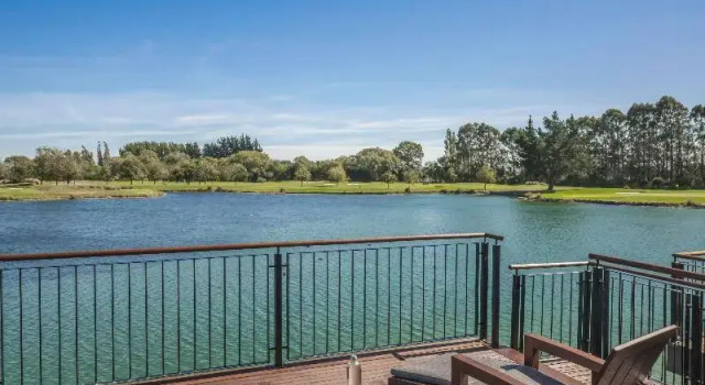 Люкс с балконом и с видом на озеро Peppers Clearwater Resort