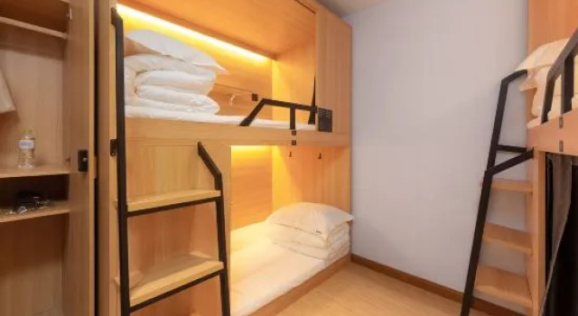 Кровать в общем номере (мужской номер) Landing City Youth Hostel (No. 4 Zhongshan Road Store, Chongqing)