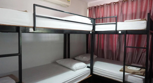 Baan Park Raak Backpacker Hostel, Забронировать Хостел Отели Чиангмай с парковкой, рядом с Wat Srisupan, Парковка