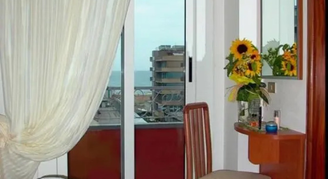 Трёхместный номер с балконом Hotel Alfredos