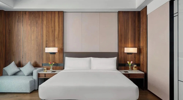 Двухместный номер Premium с видом на город Crowne Plaza Phnom Penh by IHG 金边皇冠假日酒店 Former VM Hotel