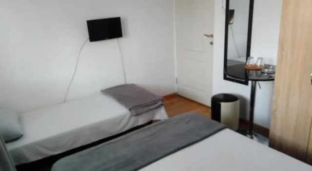 Трёхместный номер Standard Hostel Florentin Camere Bai Comune acces bucatarie Cheap private rooms shared bathrooms kittchen laundry machine access Netflix