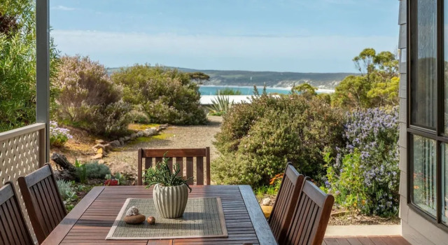 Коттедж Comfort с 2 комнатами с видом на залив Emu Bay Holiday Homes