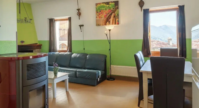 Traditional Apartment in Poffabro with Fireplace, Book Lejlighed Hoteller i Friuli Venezia Giulia med parkering, Parkering