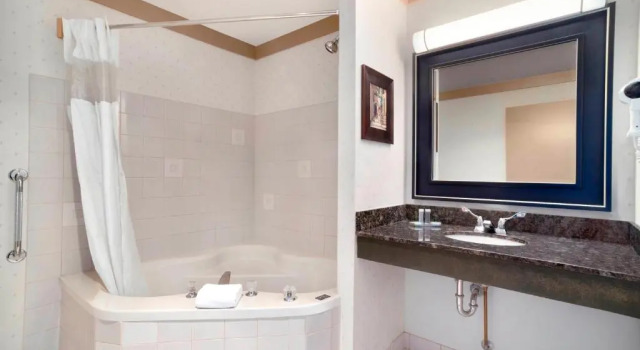 Двухместный номер Deluxe Days Inn & Suites by Wyndham Sault Ste. Marie ON