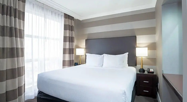 Двухместный люкс Standard с кухней Sandman Signature Mississauga Hotel