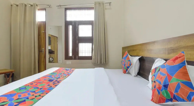 Номер Deluxe FabHotel Shivansh