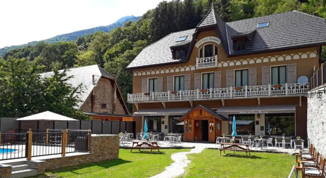 Auberge La Douce Montagne, Book Hostel / Vandrerhjem Hoteller i Oisans med pool, Swimmingpool