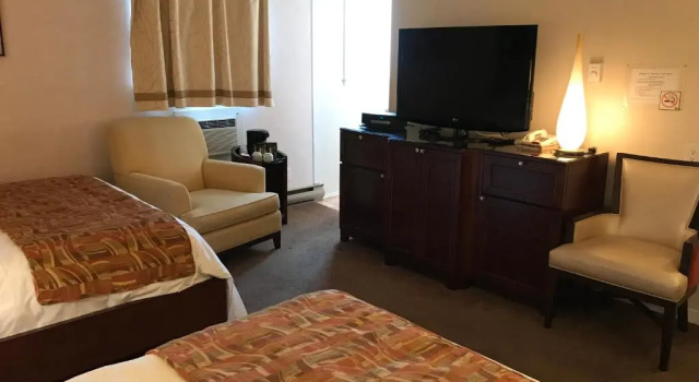 Четырёхместный номер Standard Cardinal Court Motel