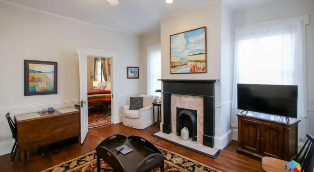 Апартаменты Grand Artist's House Upper Apt Walk to Forsyth