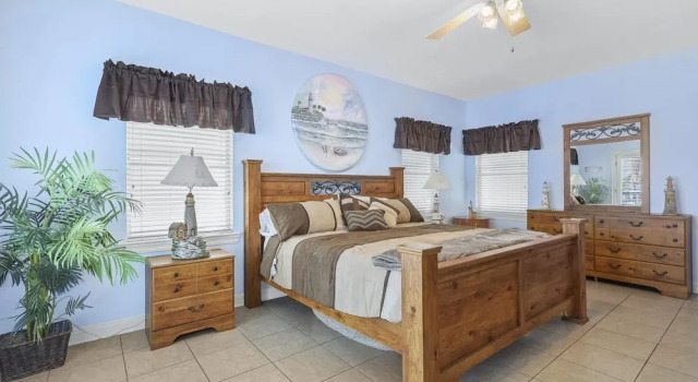 The Pelican 4 Bedroom Home by RedAwning, Varaa Lomakoti Huvilat kohteessa Alabama, Villa