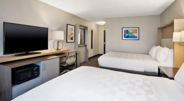 Четырёхместный номер Standard Holiday Inn Canton (Belden Village) by IHG