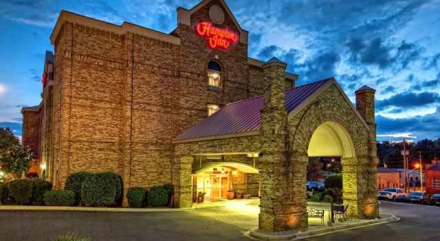 Кровать в общем номере Hampton Inn Newberry Opera House