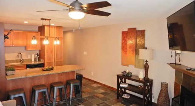 #211 1br Condo across from Park City Resort, Забронировать Курортный отель Курортные отели Парк-Сити, рядом с Горнолыжный подъемник First Time Lift, Курортный отель