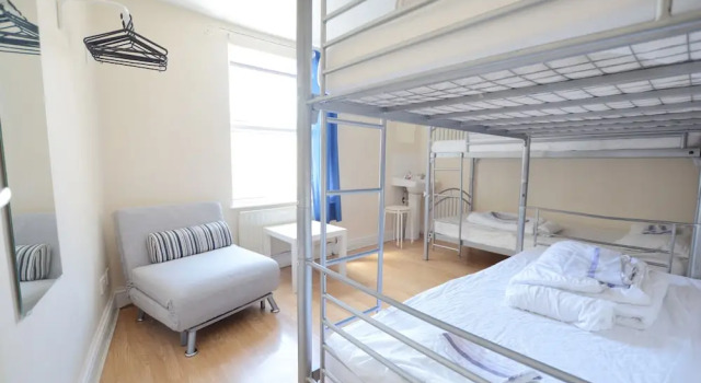 Кровать в общем номере (женский номер) NX London Hostel