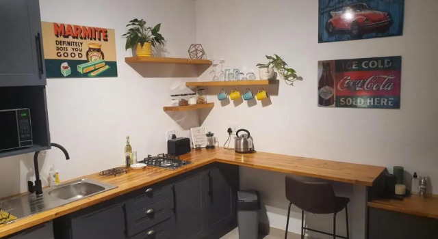 Апартаменты The Blue Door Guesthouse