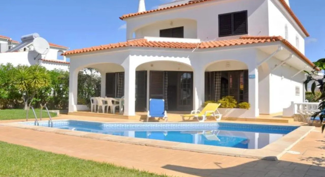 Вилла Spacious 4 bedroom villa, private pool, free air conditioning and wifi