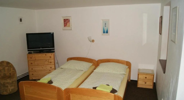 Hotel Kačenka, Book Hotel Hoteller i Kraliky med parkering, Parkering