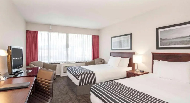Четырёхместный номер Standard Sandman Hotel Penticton