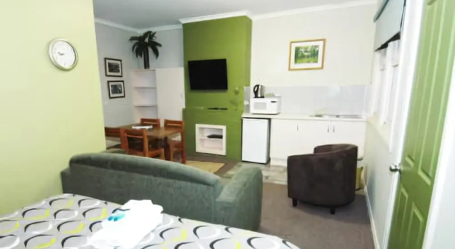 Coach House Inn, Book Hotel Hotels in Victoria with a Pool, Swimming Pool