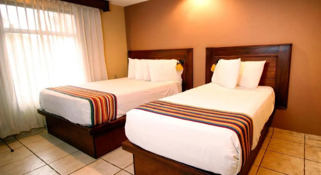 Четырёхместный номер Standard La Riviera Hotel