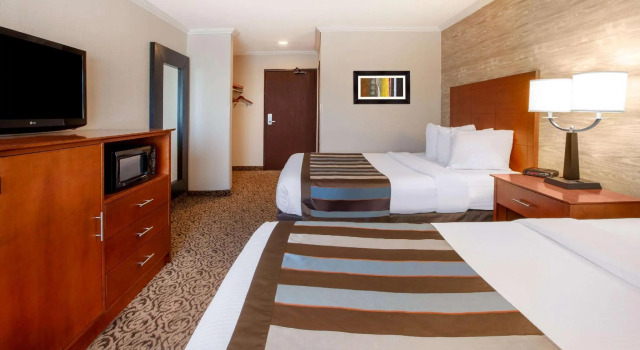 Четырёхместный номер Standard Wingate by Wyndham Detroit Metro Airport