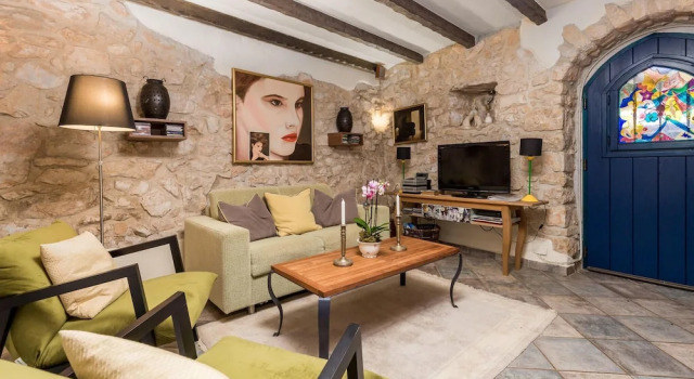 Awesome Home in Dobrinj With Wifi and 2 Bedrooms, Varaa Hotelli Hotellit Kvarner Islands uima-altaalla, Uima-allas