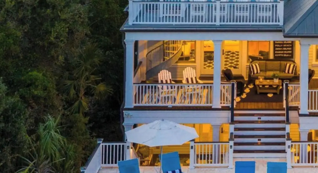 Beachside Stay With Pool, Two Decks, Rooftop Lounge & Steps to Front Beach IOP Beachhouse by Avantstay, Rezervasyon Tatil Evi Isle of Palms Charleston