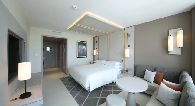 Двухместный номер Deluxe с балконом и с видом на бассейн Rabat Marriott Hotel