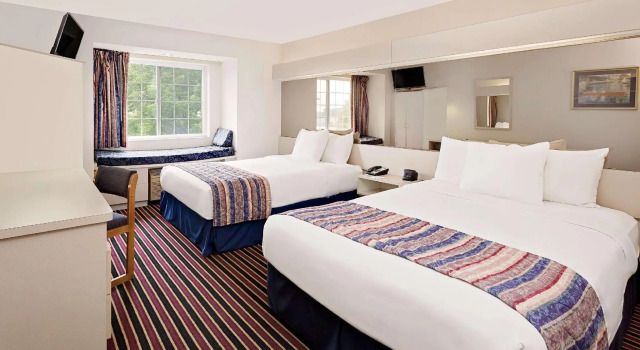 Четырёхместный номер Standard Microtel Inn & Suites by Wyndham Madison East