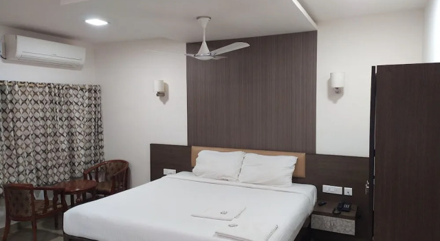 Двухместный номер Executive с балконом Hotel Sownthariyam