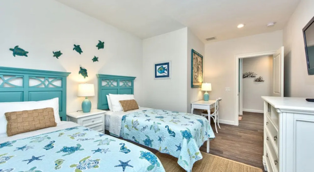 Коттедж Sardinia Vacation Rental: Delightful Coastal Home near Vanderbilt Beach. Relax in a Private Pool and Spacious 4-BR Retreat with Modern Amenities. Ideal for Families. Minutes from Mercato and Local Attractions