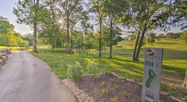 Resort Condo w/ Patio, 5 Mi to Branson Landing!, Забронировать Курортный отель Отели Table Rock Lake с парковкой, Парковка