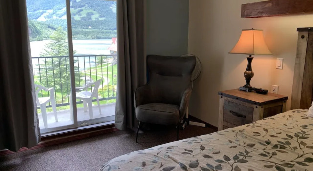 Номер Standard Three Valley Lake Chateau
