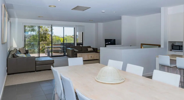 Stylish 4 Bedroom Condo, Book Hotel Torquay 