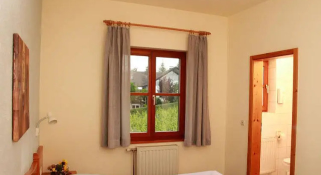 Gasthof zum Rödelseer Schwan, Rezervovat Hotel Rödelsee Steigerwald
