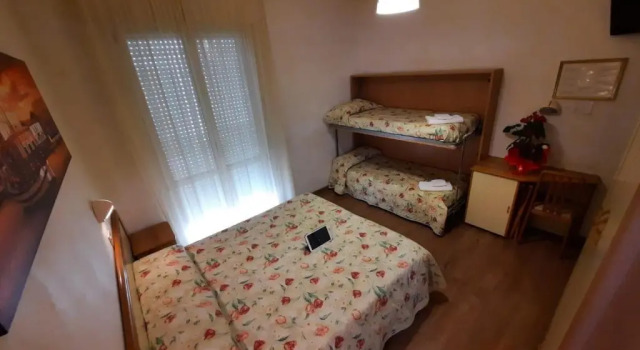 Четырёхместный номер Standard с балконом Hotel Losanna Cervia