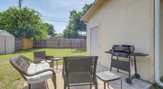 Коттедж 3 Mi to Dfw: Pet-friendly Euless Home