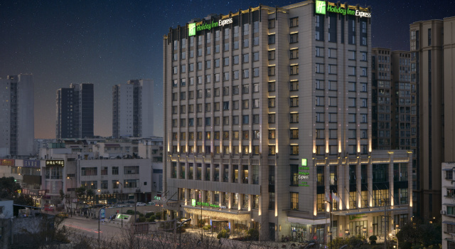 Holiday Inn Express Chengdu Huanhuaxi by IHG, Buchen Sie Hotel Hotels in Sichuan mit Pool, Schwimmbad