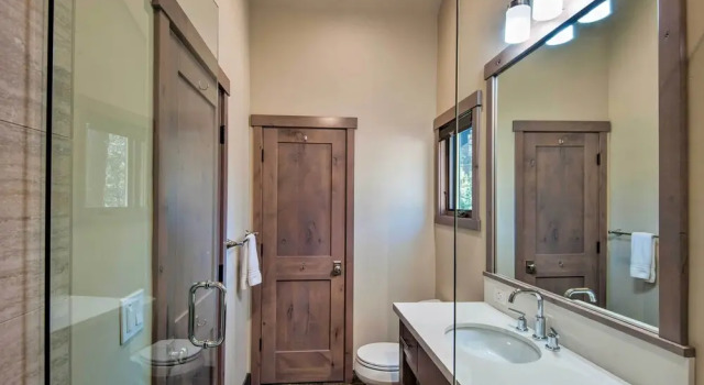 Коттедж Walk to Dock & Tahoe City: Modern Lakeside Cabin