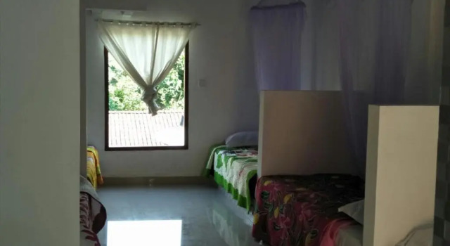 Кровать в общем номере Bali Sari Homestay