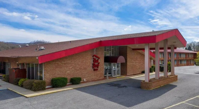 Четырёхместный номер Standard Red Roof Inn Marion, VA