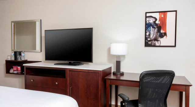 Четырёхместный номер Standard Delta Hotels by Marriott Kalamazoo Conference Center
